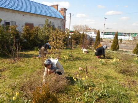 Ванновские волонтеры провели субботник на территории храма